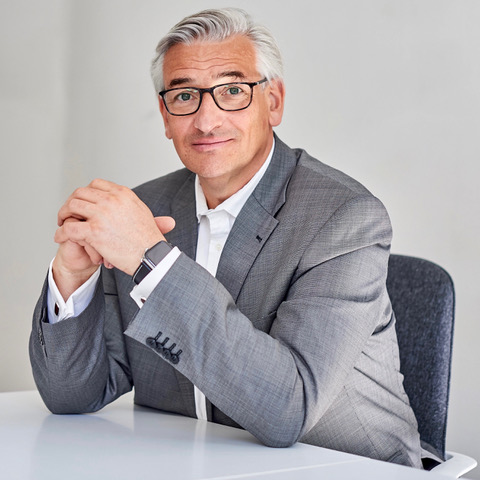 Jörg Gräwe im Gespräch am Fenster eines Büros